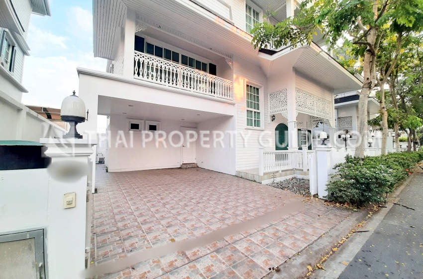 House with Shared Pool in Sukhumvit 